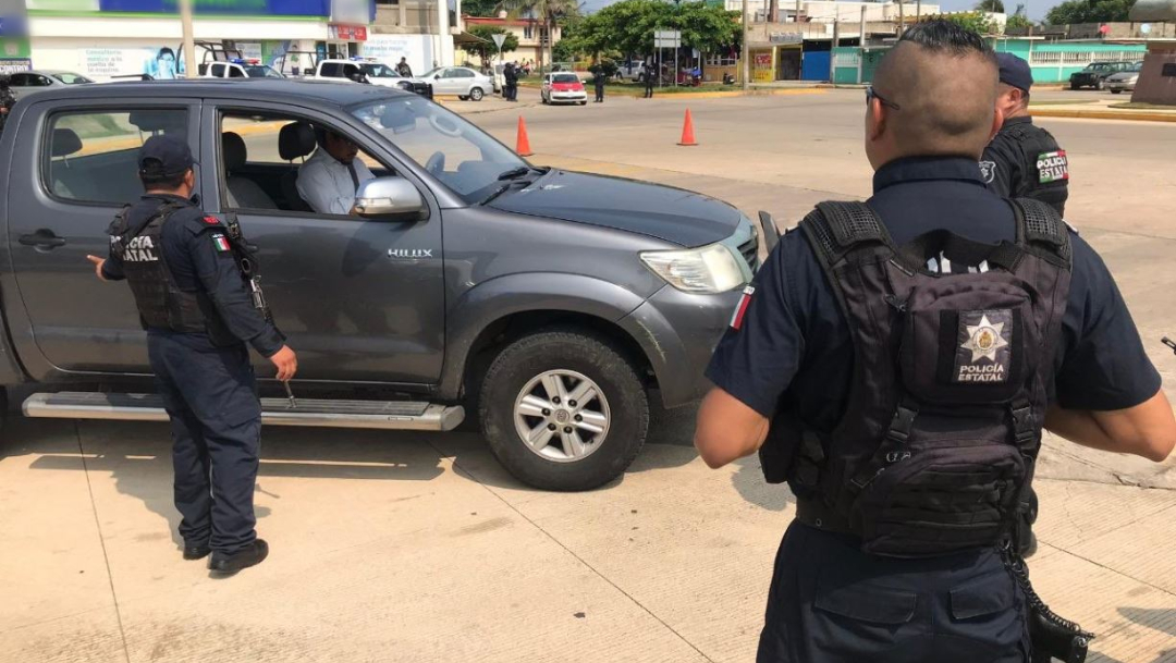 Elementos de la Secretaría de Seguridad Pública de Veracruz realizan revisiones a automovilistas.