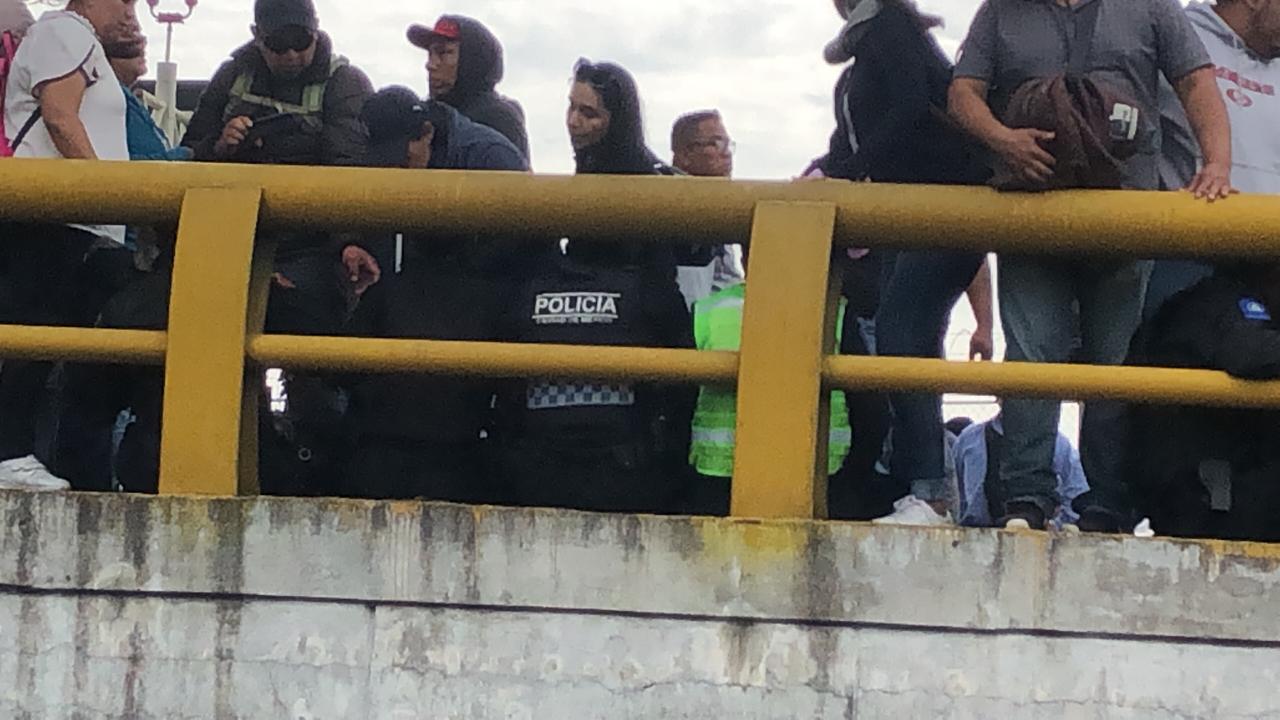 Policías federales retienen a policías CDMX durante bloqueo frente al AICM (Noticieros Televisa)