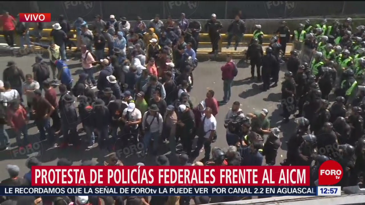 Policías federales liberan un carril de Circuito Interior, durante protesta