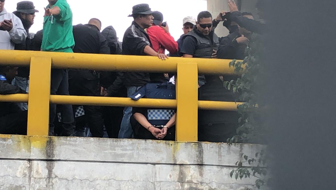 Policías federales retienen a policías de CDMX durante bloqueo frente al AICM
