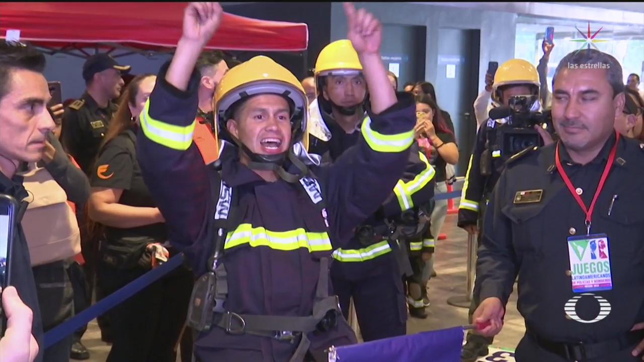 FOTO: Premian a ganadores de la carrera vertical de policías y bomberos en CDM, 18 noviembre 2019