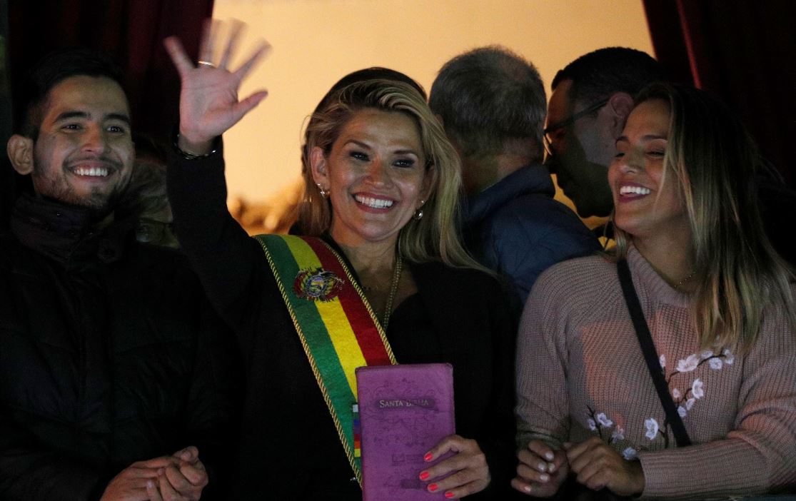 ‘Me dan pena los mexicanos’, dice nueva presidenta de Bolivia