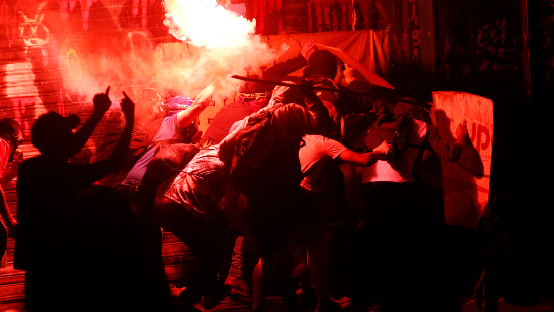 FOTO Policía de Chile evitó que socorristas auxiliaran a manifestante agónico (Getty Images)