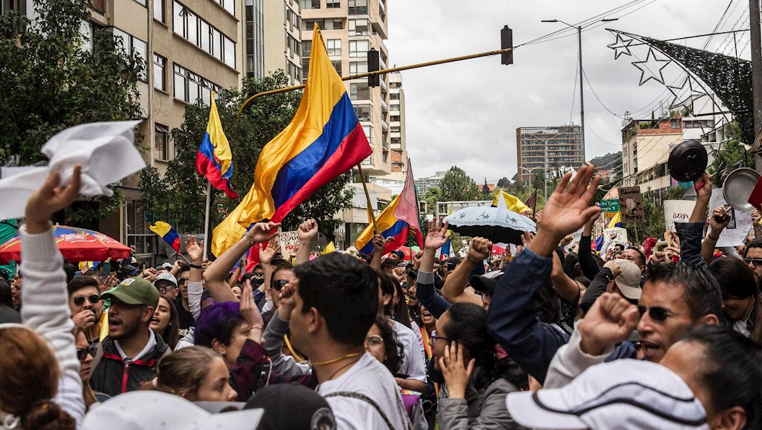 Foto: Cientos de personas participan en una marcha en el Parque Nacional en Bogotá, Colombia, 27 noviembre 2019