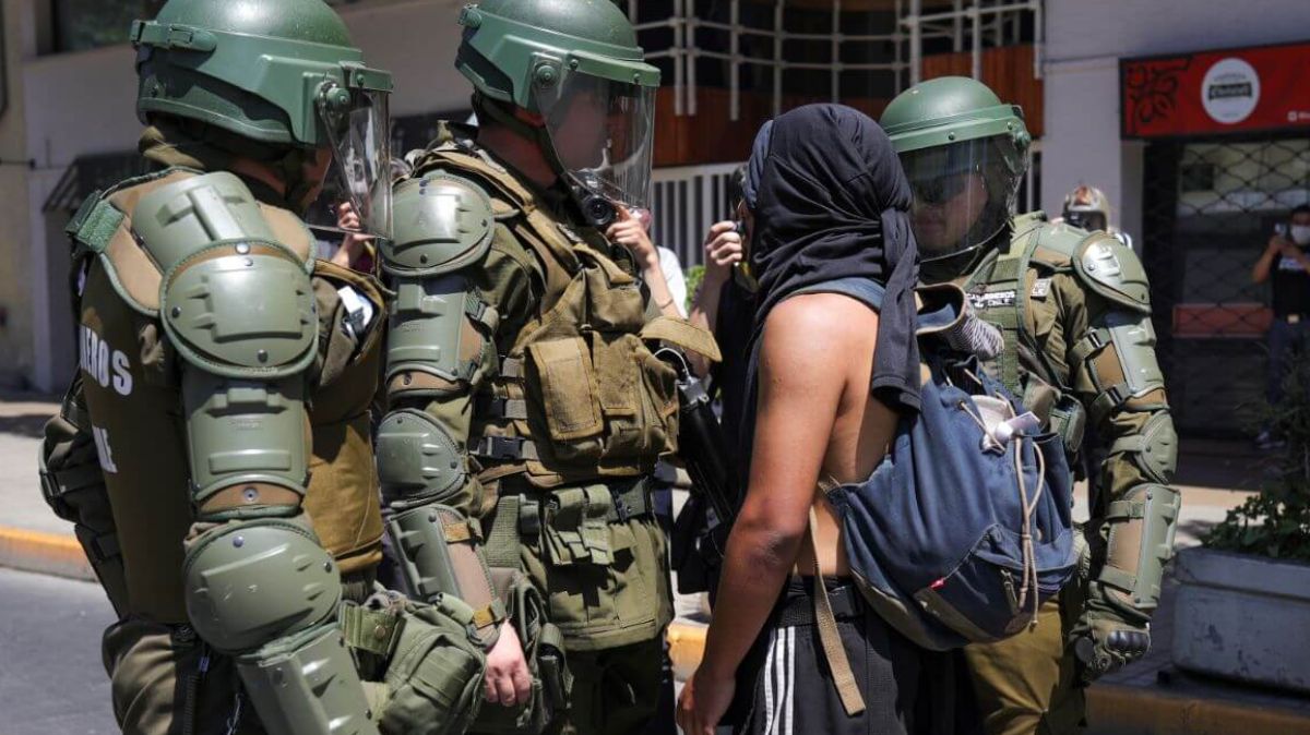 Investigarán a 14 policías por torturas durante protestas en Chile