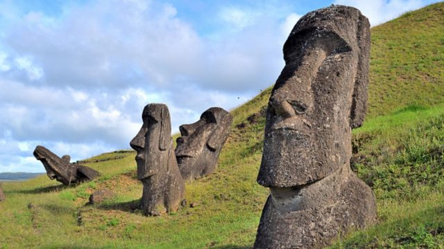 Foto: Estatuas típicas de Rapa Nui, o la Isla de Pascua, el 29 de noviembre de 2019 (Getty Images, archivo)