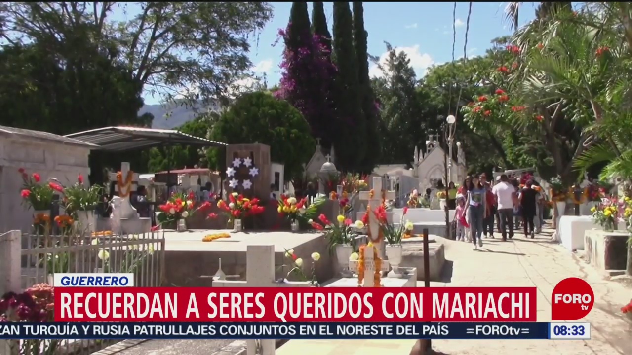 Recuerdan a sus seres queridos con mariachi en Guerrero