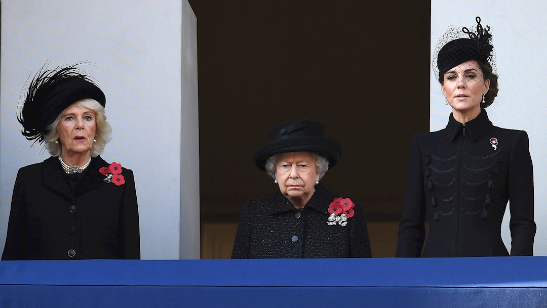 Fotografía que muestra a la reina Isabel II (c) y las duquesas de Cornualles, Camilla (i), y de Cambridge, Catalina (d), observando desde un balcón el desfile militar, 10 noviembre 2019