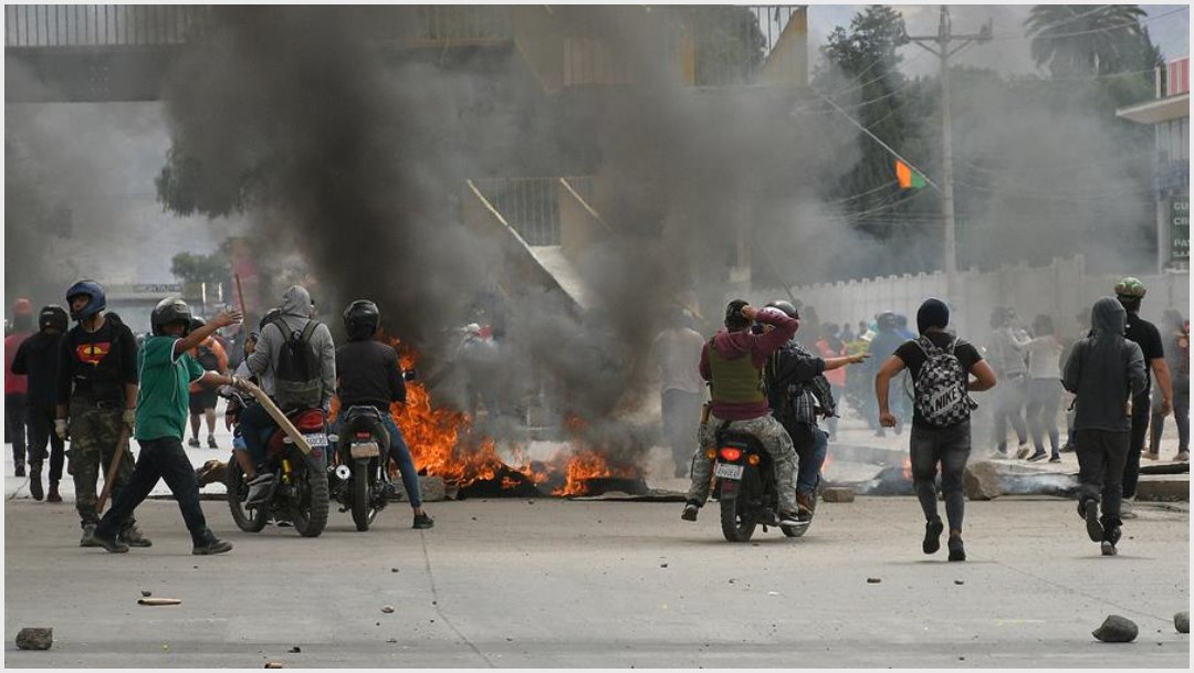 Renuncia ministro boliviano después de que manifestantes quemaran su casa