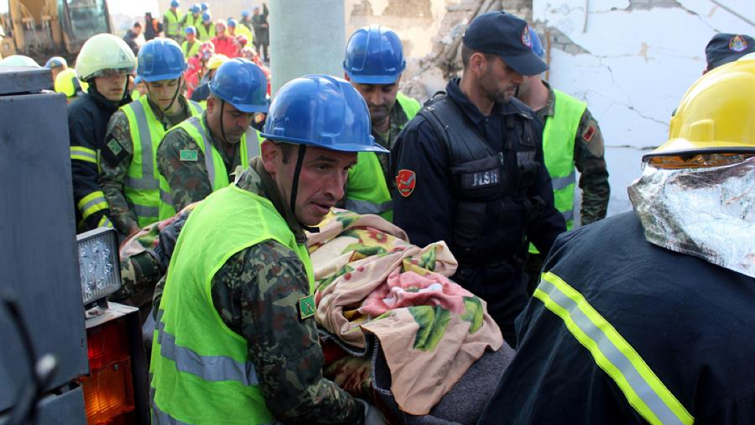 Foto: Desde el sismo, equipos de soldados, policías y trabajadores de emergencia se encuentran removiendo los escombros de bloques de apartamentos y hoteles destruidos, 27 de noviembre de 2019 (EFE)