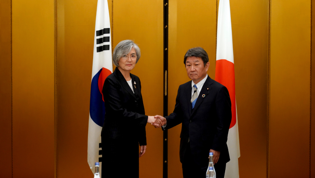 Foto: Los ministros de Asuntos Exteriores de Japón y de Corea del Sur, Toshimitsu Motegi y Kang Kyung-wha, durante la reunión del G20., 23 noviembre 2019