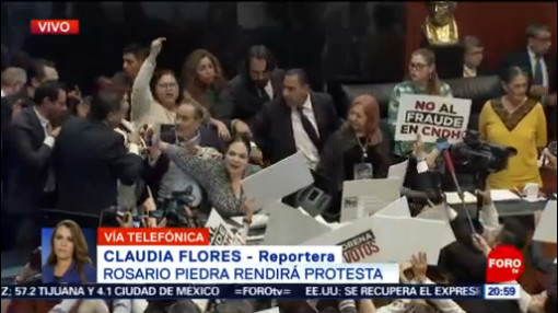FOTO: Rosario Piedra rinde protesta en medio de empujones y jaloneos, 12 noviembre 2019