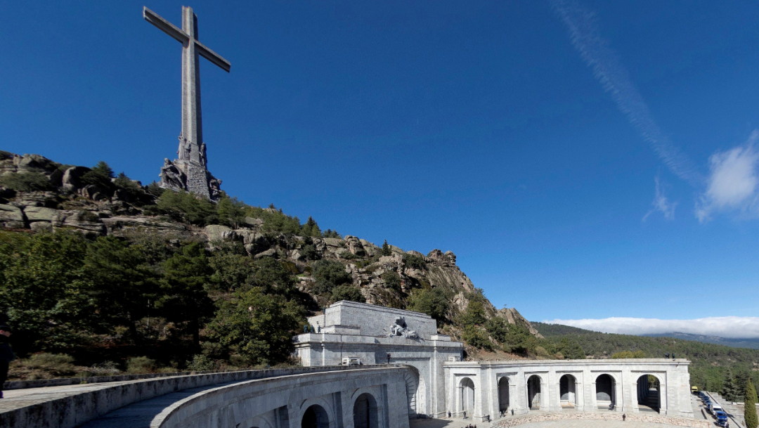 Imagen: El trabajo de estos especialistas se producirá después de que el dictador Francisco Franco, enterrado allí cuando murió, 13 de noviembre de 2019 (Reuters)