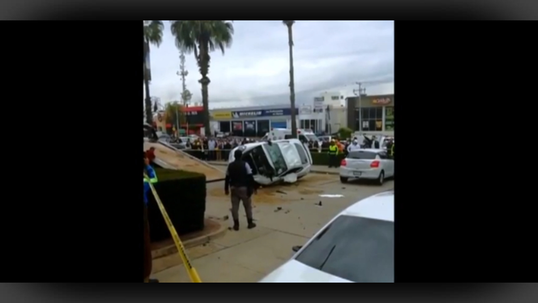 FOTO Se desmaya y choca auto deportivo, hay 2 heridos (Noticieros Televisa)