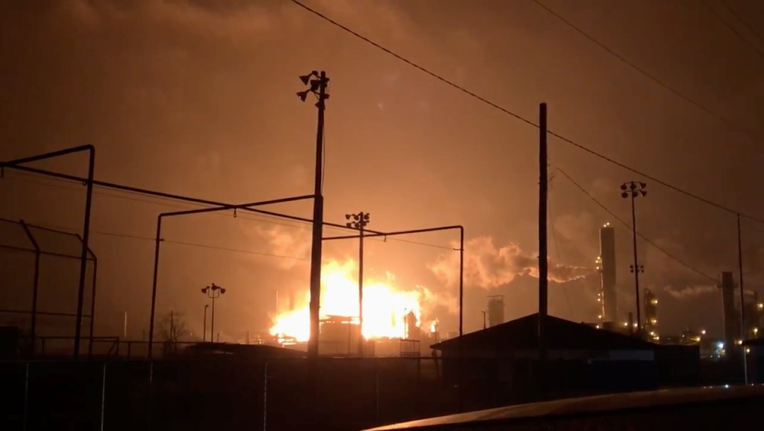 Se registra explosión en planta petroquímica en Texas
