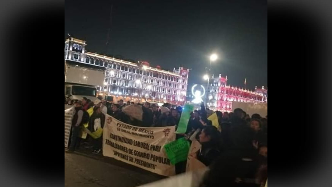 FOTO Trabajadores del Seguro Popular protestan en Palacio Nacional (Instagram)