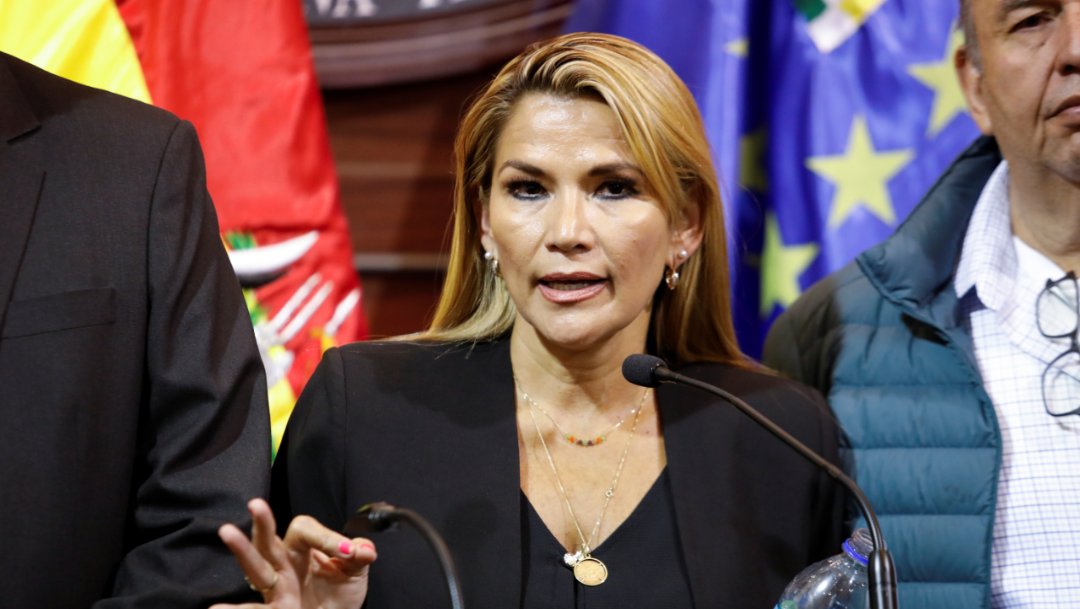 Foto: La líder y senadora de la oposición boliviana, Jeanine Áñez, convoca a sesiones para buscar resolver el vacío de poder, el 12 de noviembre de 2019 (Reuters)