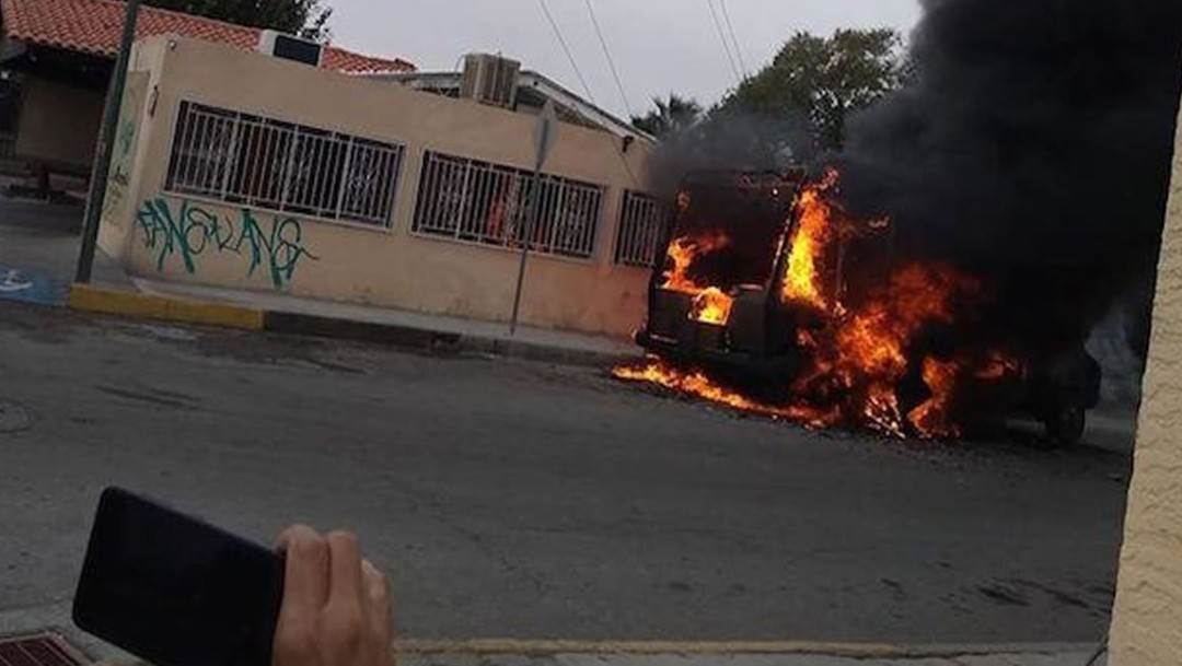 Foto: Suman 23 vehículos incendiados en Ciudad Juárez, 8 de noviembre de 2019 (Twitter @estado_mx)