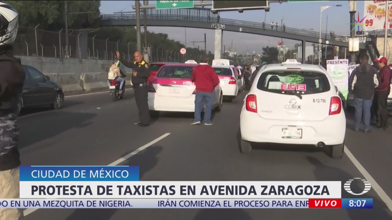 Taxistas bloquean varios carriles de Calzada Ignacio Zaragoza
