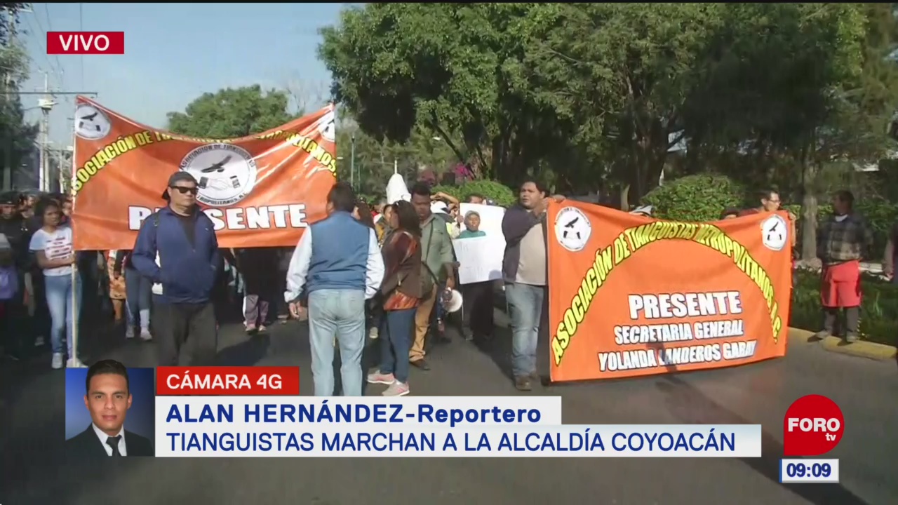 Tianguistas marchan hacia el centro de Coyoacán
