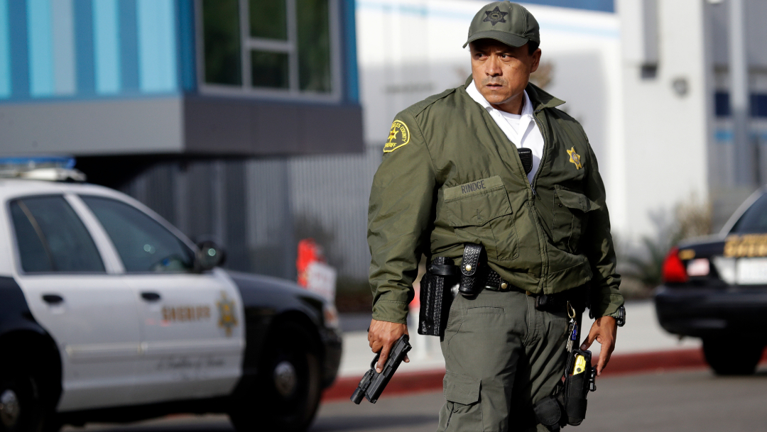 Foto: Un policía del Condado de Los Ángeles permanece afuera de la escuela secundaria donde se registró un tiroteo, 15 noviembre 2019