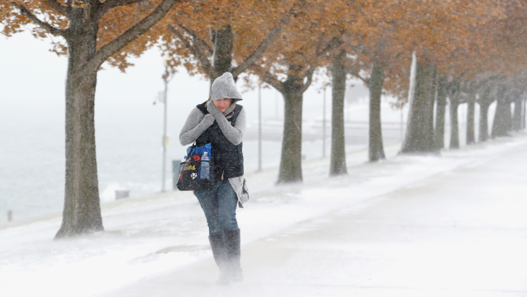 FOTO Tormenta invernal congela a Estados Unidos, el frío se extiende hasta Texas; en la imagen, calles de Chicago (AP)