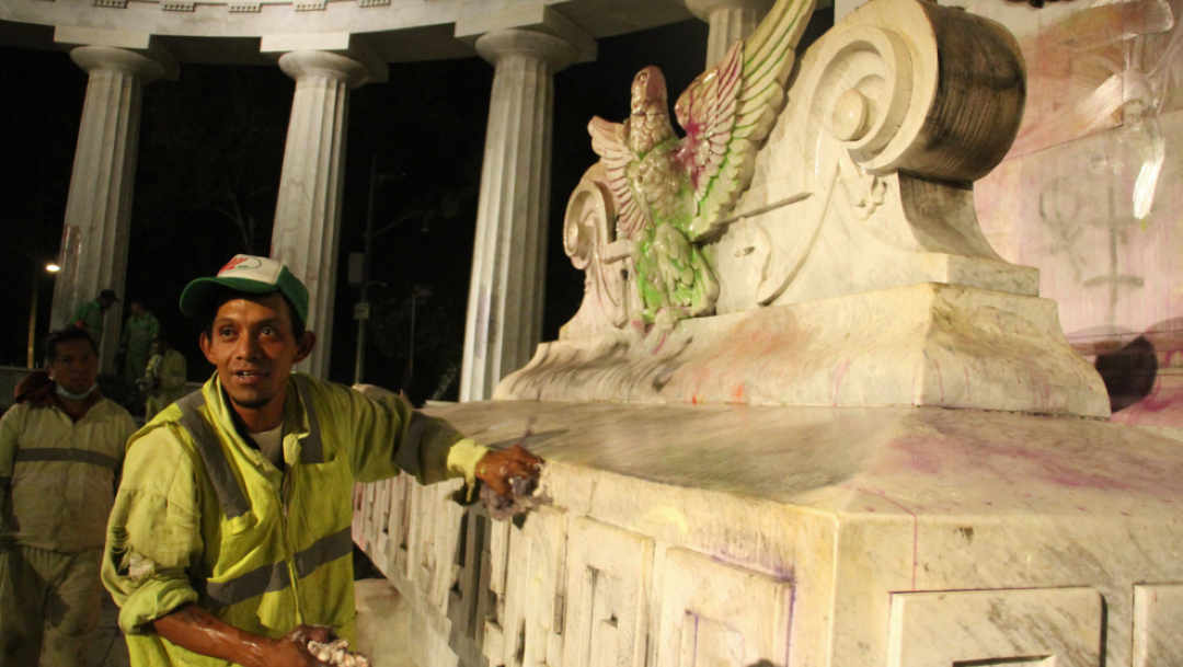 Foto: A pesar del esfuerzo de estas personas durante la madrugada, al amanecer aún había daños principalmente en algunas de las bases de las esculturas del paseo de la Reforma, 26 de noviembre de 2019 (Rogelio Morales /Cuartoscuro.com)
