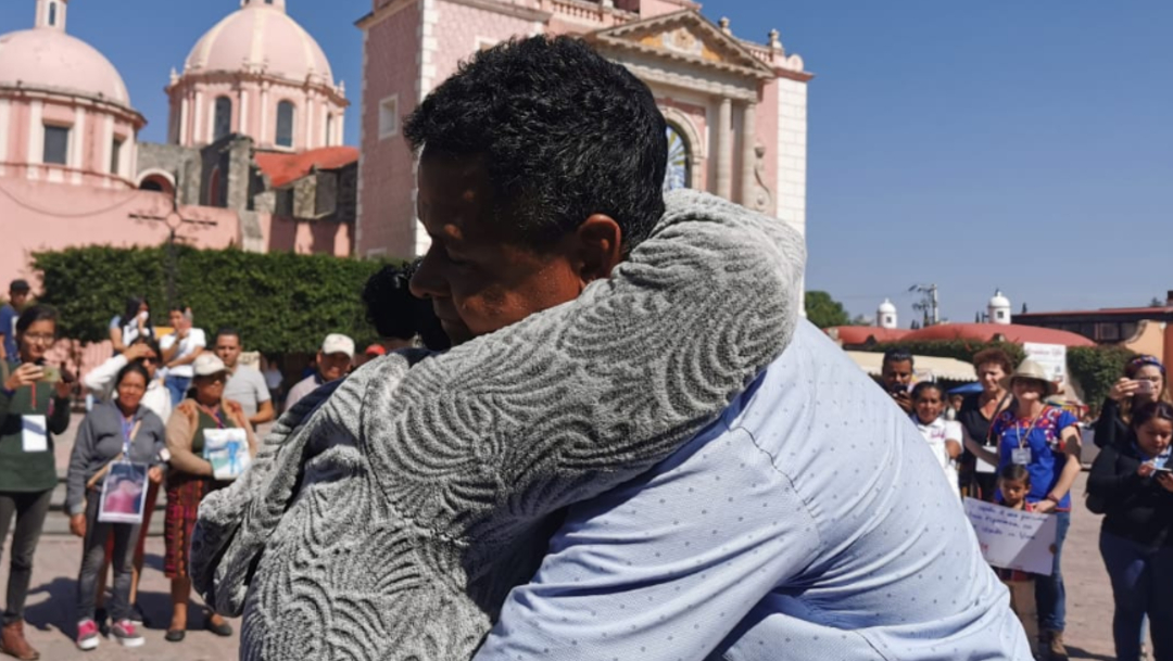 Tras 32 años, madre hondureña se reencuentra con su hijo migrante en Querétaro