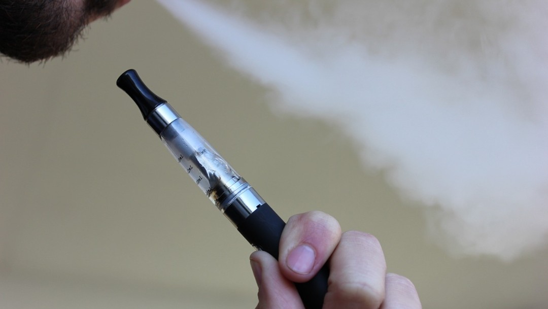 Imagen: Especialistas aseguran que los vapeadores causan los mismos daños que los cigarros comunes, el 13 de noviembre de 2019 (Pixabay)