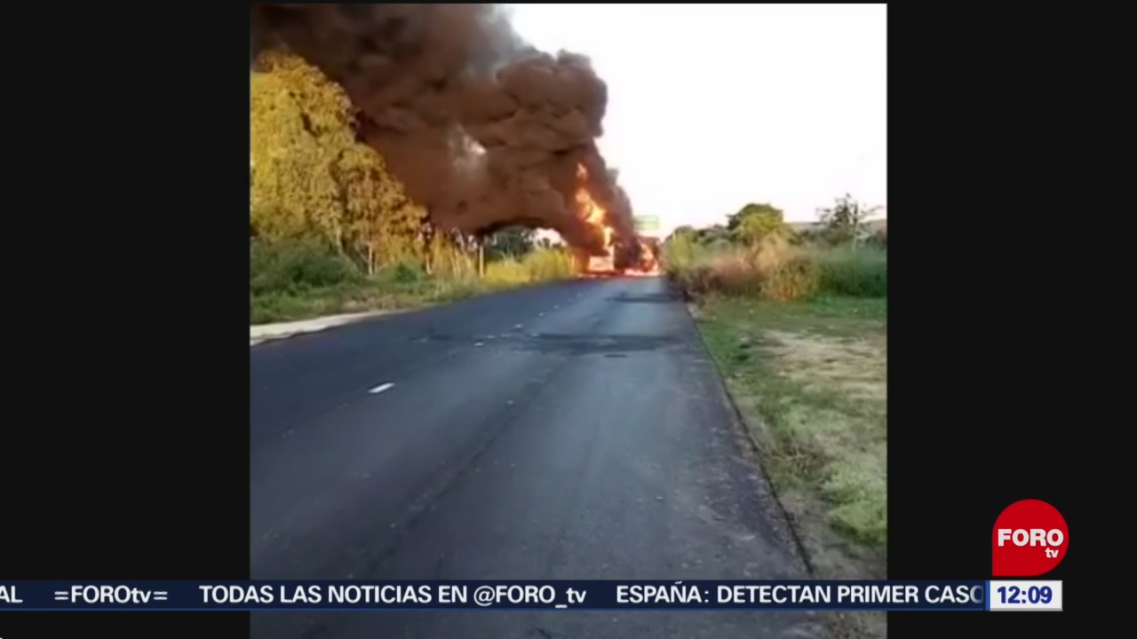 Varios individuos queman camiones en la carretera Acapulco-Zihuatanejo