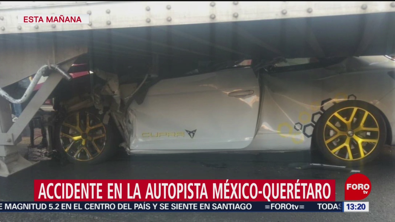 FOTO: Vehículo queda debajo camión México-Querétaro