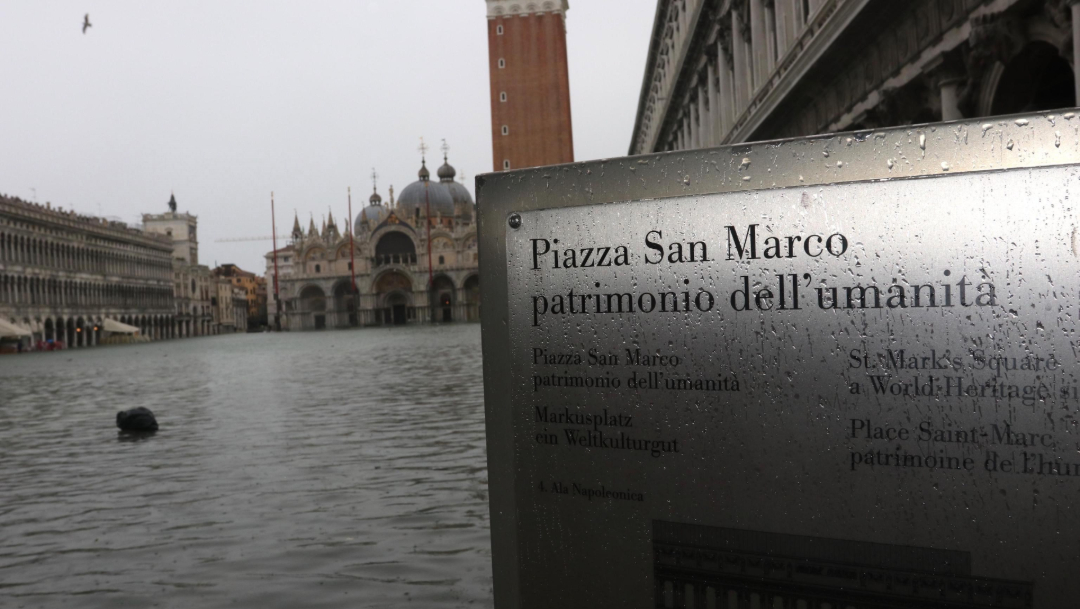 FOTO Venecia sigue inundada, cierra plaza de San Marcos (EFE)