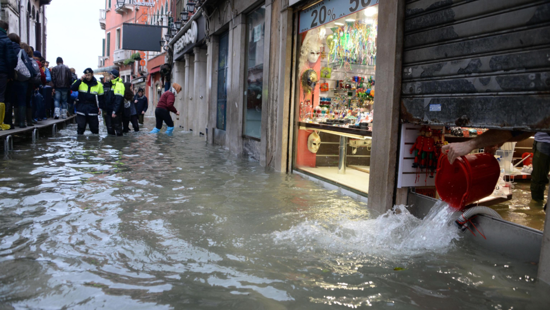 FOTO Venecia sigue inundada, cierra plaza de San Marcos (EFE)