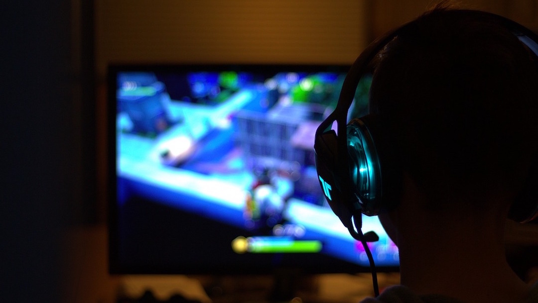 Muere adolescente frente a su computadora tras desvelarse jugando videojuegos