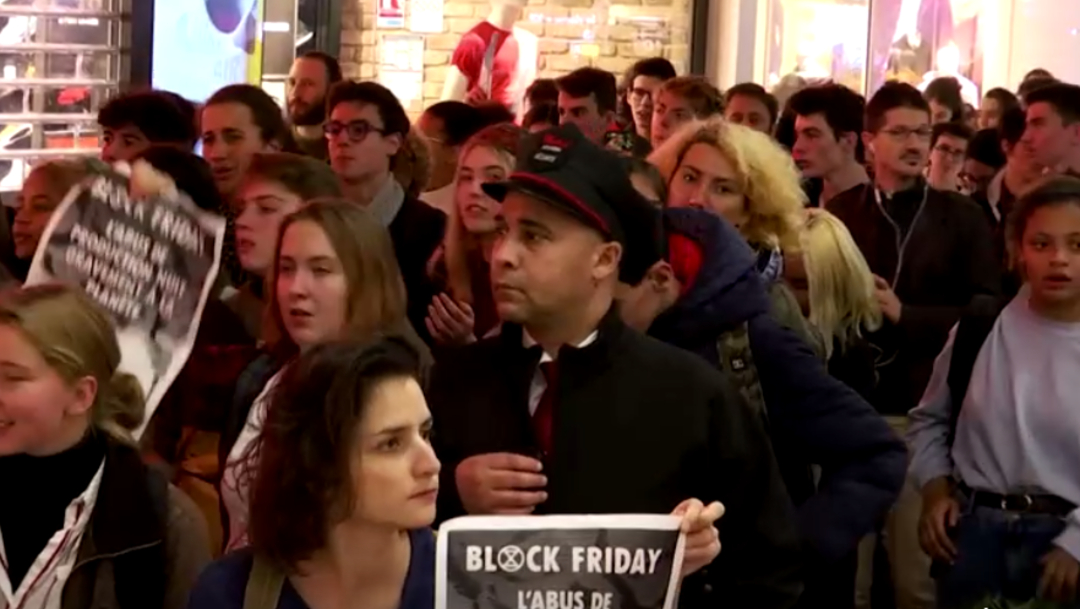 FOTO Locura por Black Friday se hace global, hay protestas en París, con lema 'Block Friday' (Reuters)