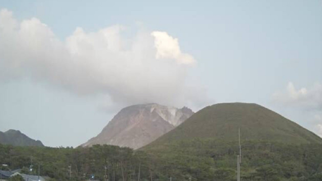 FOTO Volcán entra en erupción en pequeña isla del sureste de Japón. (Twitter @ACSTokyo)