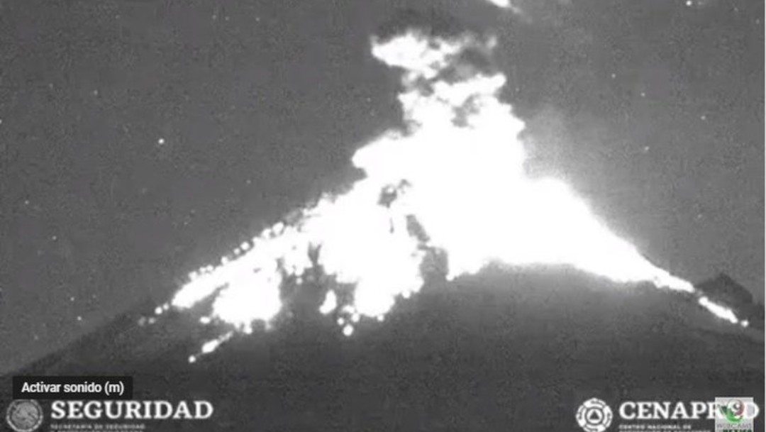 FOTO Volcán Popocatépetl registra explosión con material incandescente