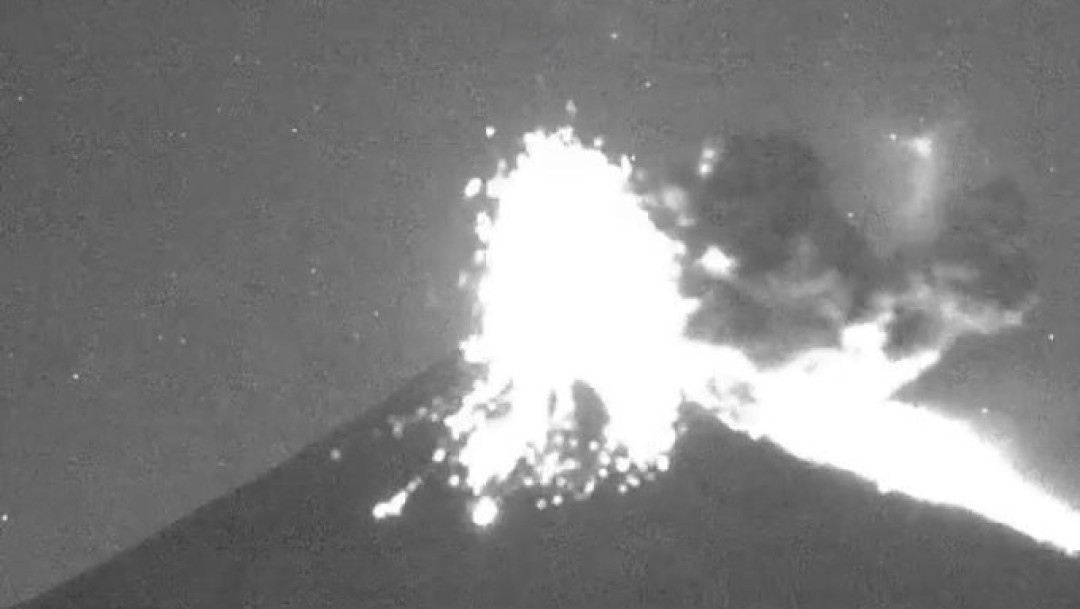 Popocatépetl registra explosión; lanza fragmentos y ceniza