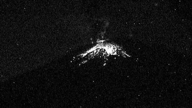 Volcán Popocatépetl lanza fumarola con fragmentos incandescentes