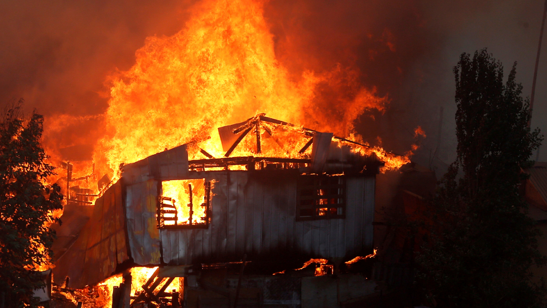 Incendio consume una casa den Chile. (Reuters)