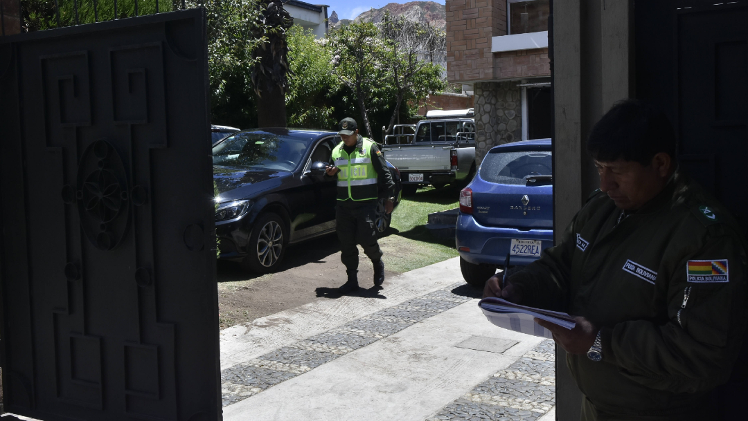 miembros de la Policía Boliviana en el acceso de la Embajada de México