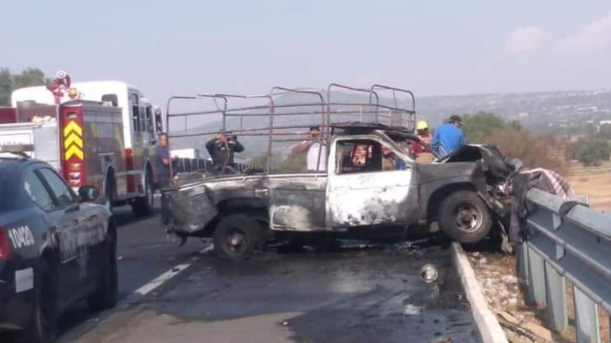 Tráiler choca contra camioneta de peregrinos en la México-Pachuca