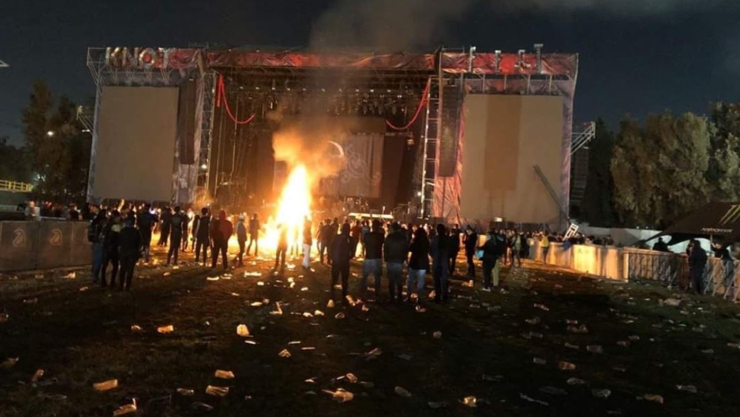 Foto_: Turba enardecida quema instrumentos en el Knotfest México, 1 diciembre 2019