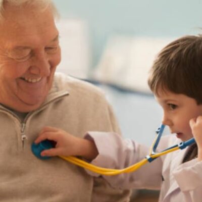 Abuelos que cuidan a sus nietos viven más: Estudio