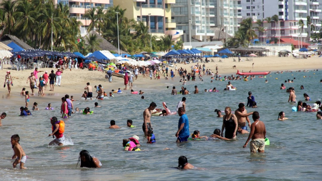 Foto: Desde este fin de semana, las playas de Acapulco ya se encuentran llenas de turistas, previo al periodo vacacional de fin de año