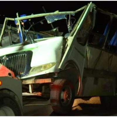 Fallece una persona tras volcadura de autobús en Hidalgo