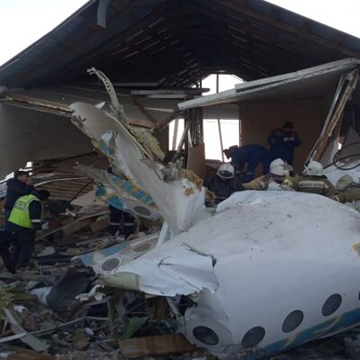 Se estrella avión con 100 personas en Kazajistán; hay sobrevivientes y 14 muertos