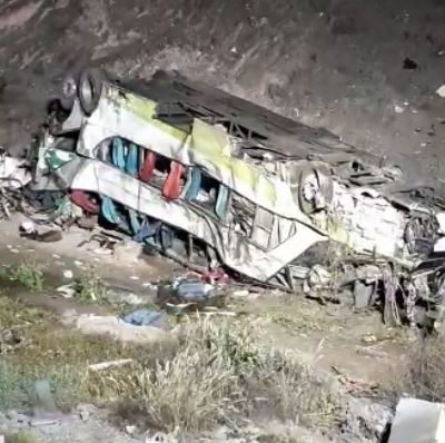 Al menos 20 muertos al caer un autobús por un barranco en Chile