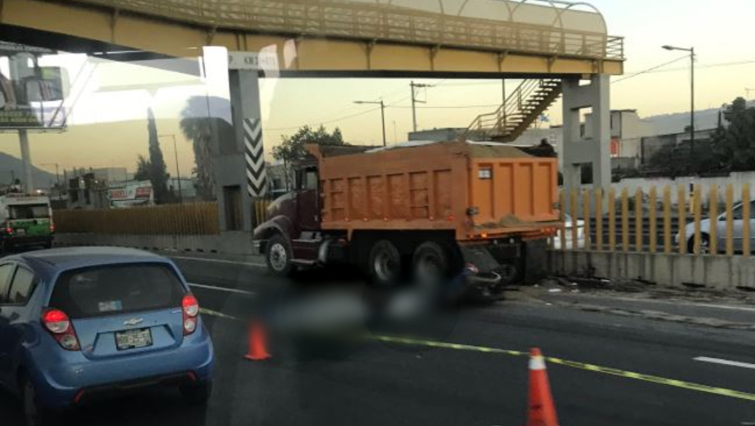 Foto: Motociclistas impactan la parte trasera de un camión sobre la carretera México-Puebla, 4 diciembre 2019