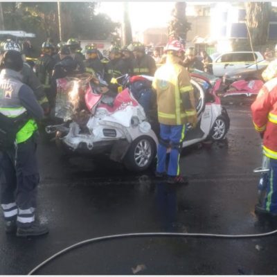 Fallecen cinco tras choque de taxi y vehículo particular en Iztapalapa